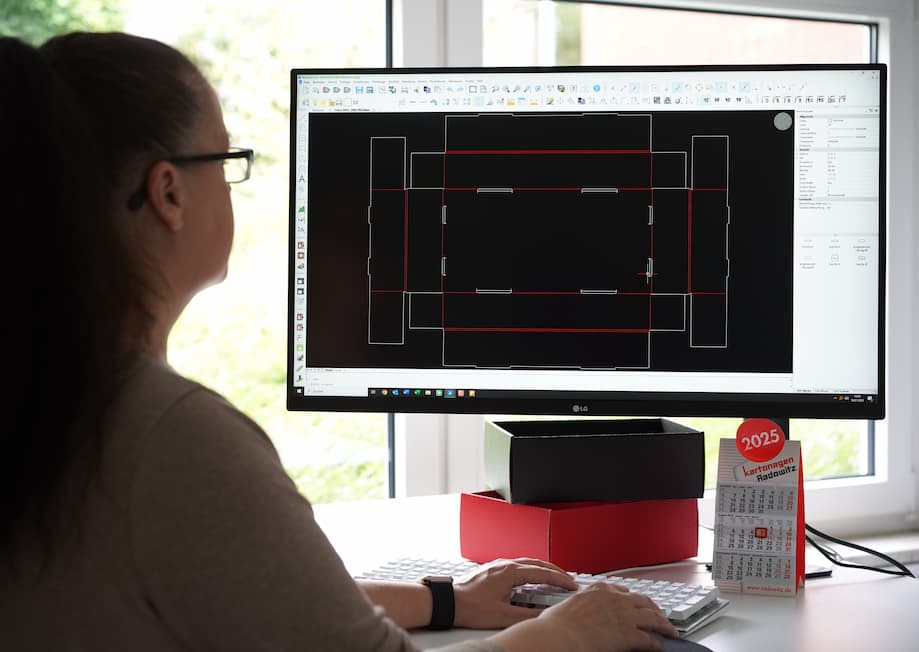 Person arbeitet an CAD-Bildschirm